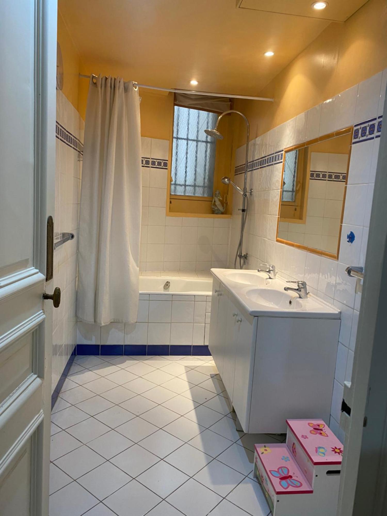 Apartment - - 16eme *
